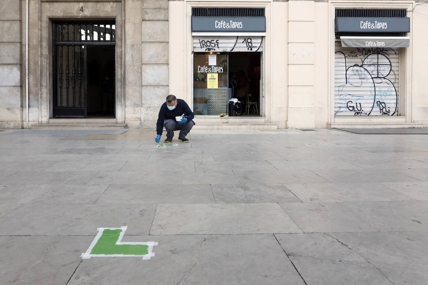 Fotos: Técnicos del Ayuntamiento de Valencia delimitan el aforo de las terrazas de la plaza de la Virgen