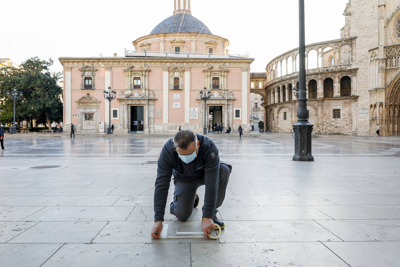 Fotos: Técnicos del Ayuntamiento de Valencia delimitan el aforo de las terrazas de la plaza de la Virgen