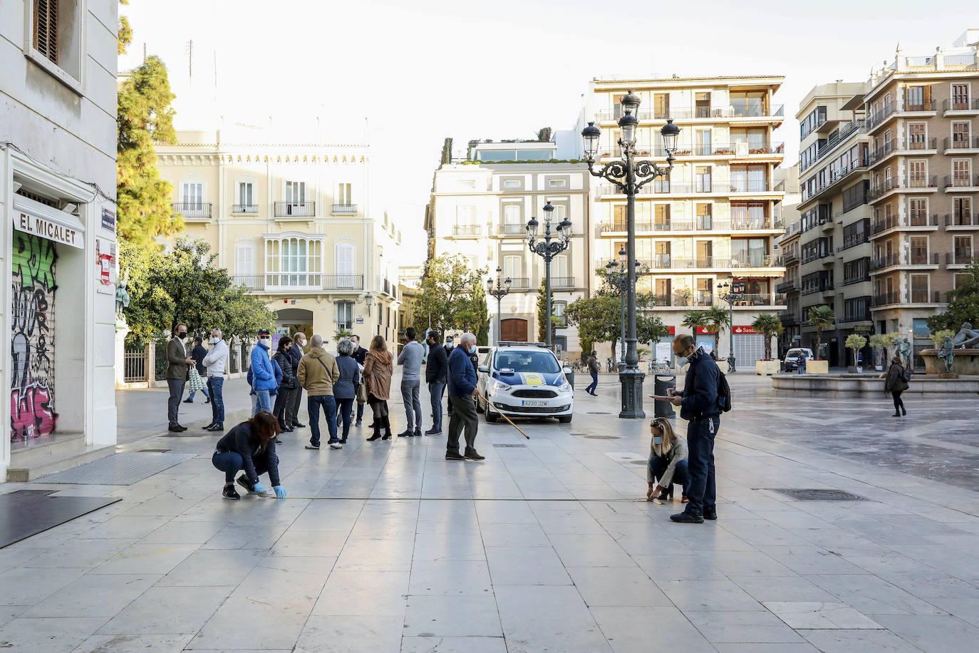 Fotos: Técnicos del Ayuntamiento de Valencia delimitan el aforo de las terrazas de la plaza de la Virgen