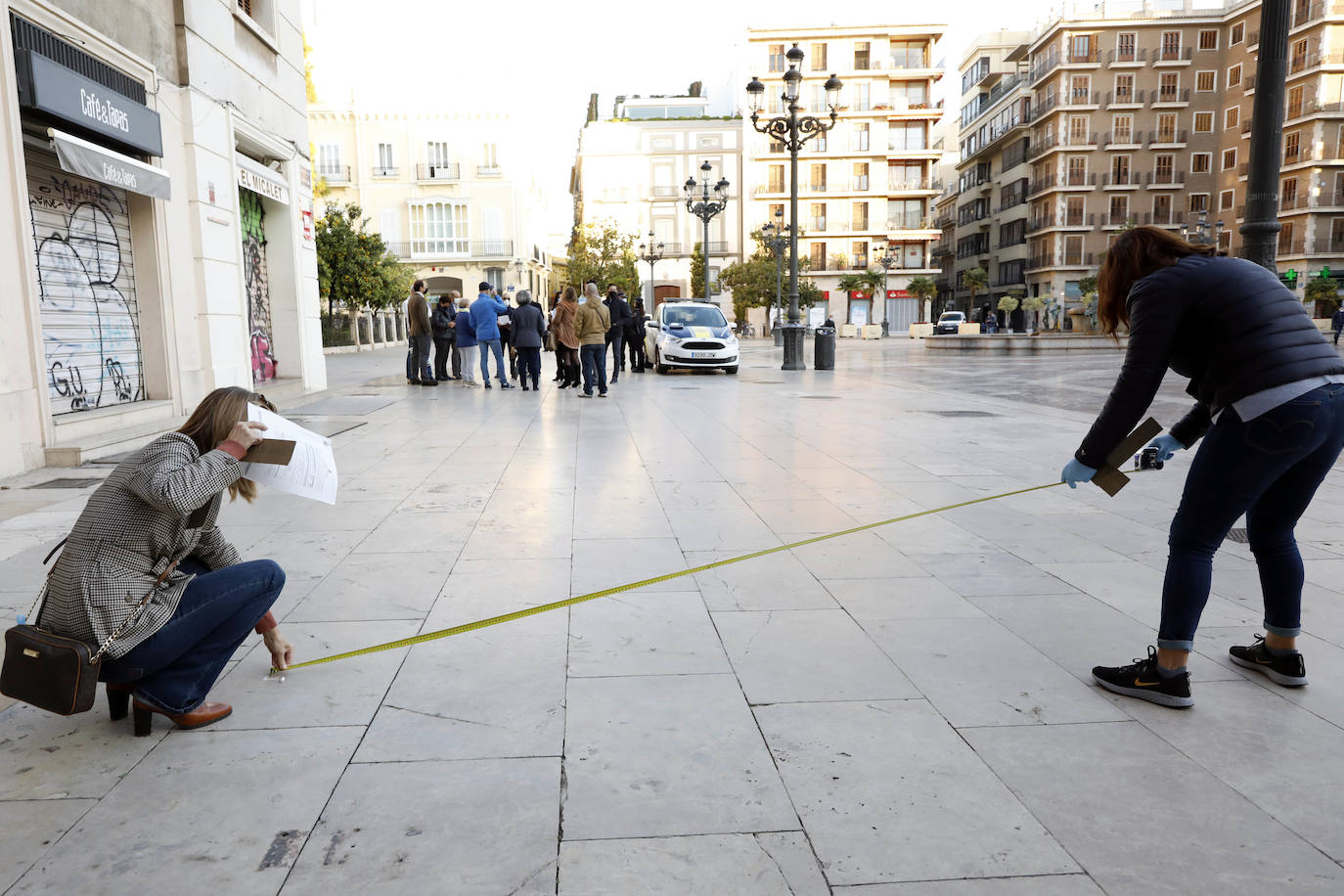 Fotos: Técnicos del Ayuntamiento de Valencia delimitan el aforo de las terrazas de la plaza de la Virgen