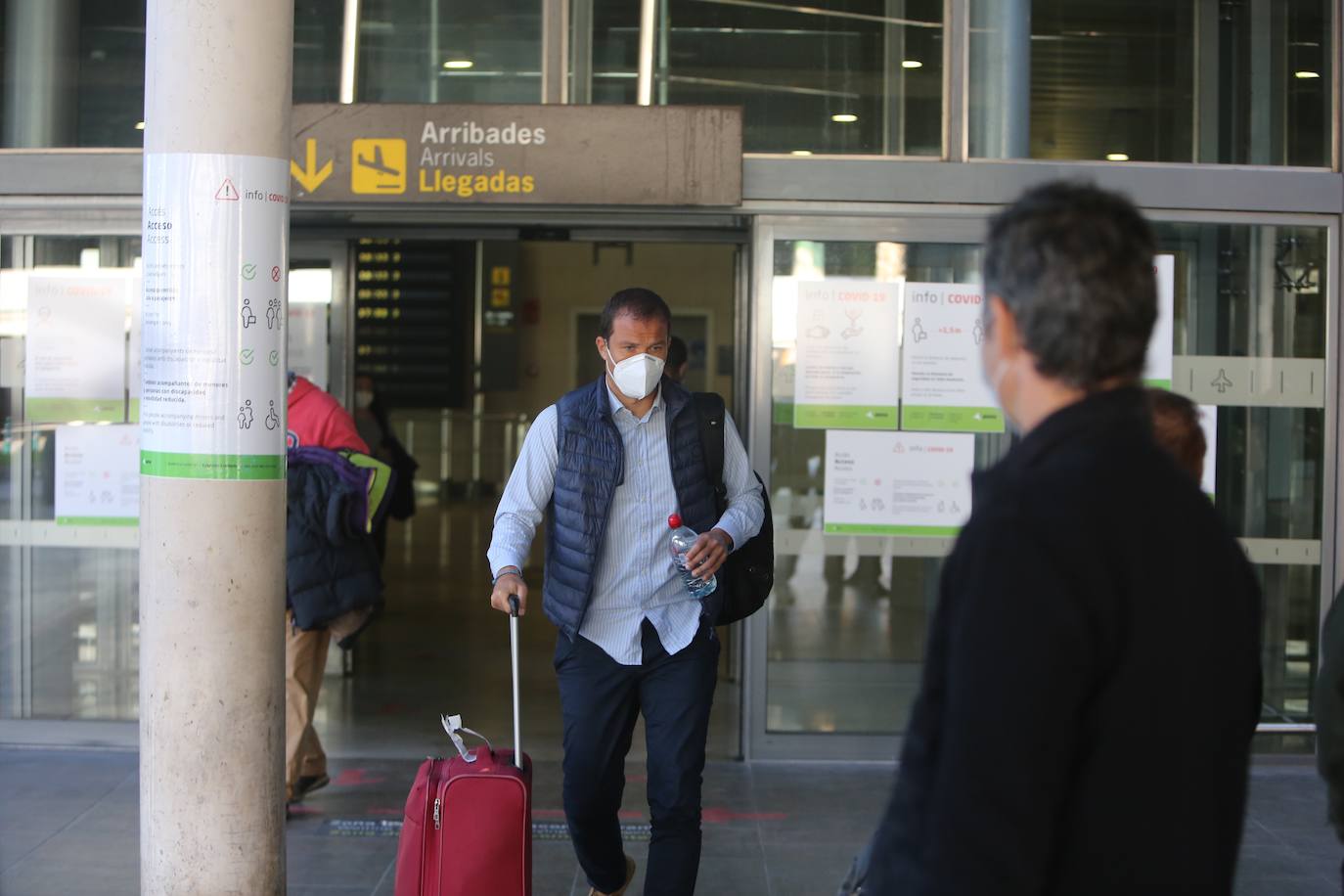 Los aeropuertos de Valencia y Alicante han empezado este lunes a reclamar las pruebas PCR realizadas en las últimas 72 horas a los pasajeros procedentes de vuelos internacionales. Si los usuarios no la han realizado, se les efectúa un test rápido. 