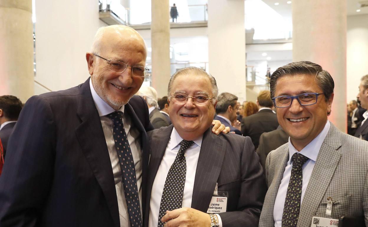 El presidente de Mercadona, Juan Roig, junto a Jaime Rodríguez de EUROMADI, y Juan Antón Germán (derecha), de Mercadona. 