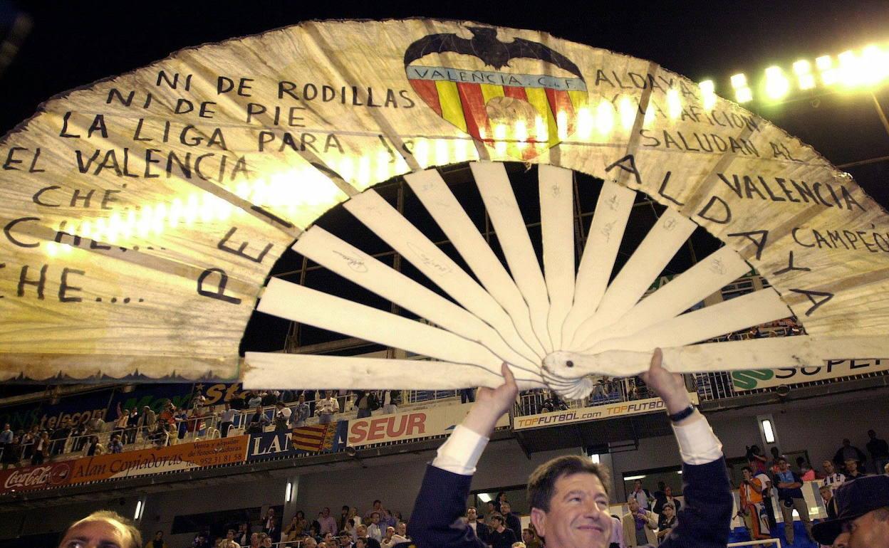 Jaume Ortí pasea con orgullo el palmito sobre el césped de La Rosaleda tras la consecución de la Liga en 2002. 