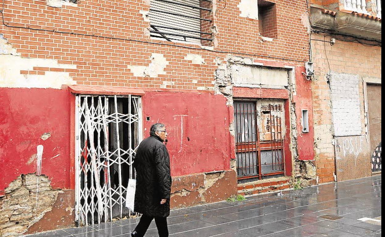 Una mujer pasea por el barrio del Cabanyal