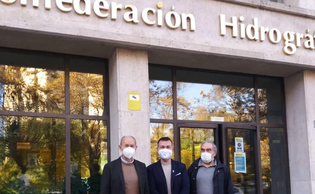 Los alcaldes de Catarroja, Jesús Monzó, y de Massanassa, Paco Comes. frente a la sede de la CHJ. 