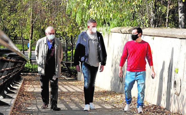 Experiencias en común. Los tres supervivientes tras estancias en la UCI charlan durante un paseo por el Parque de Cabecera.