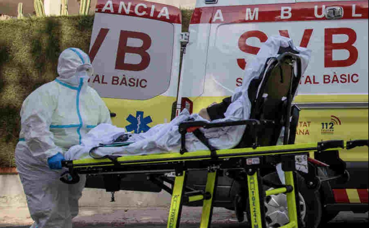 Transporte de enfermos durante la pandemia del coronavirus.