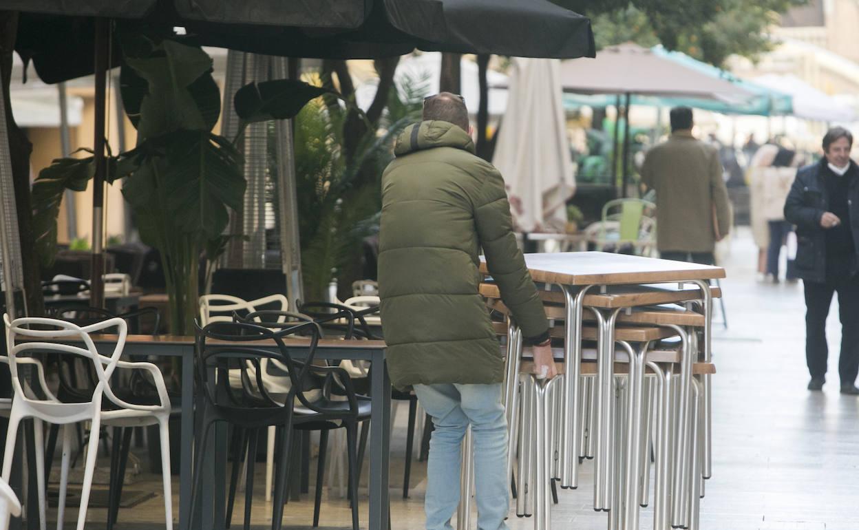 Proceso de montaje de una terraza. 