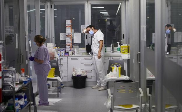 Imagen principal - Sobre el terreno. Algunos momentos de una jornada de trabajo de los profesionales sanitarios de la UCI del Hospital Arnau de Vilanova.