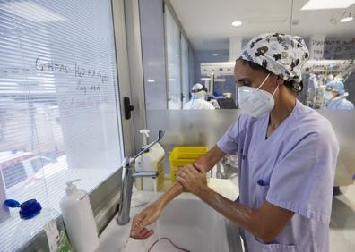 Imagen secundaria 1 - Sobre el terreno. Algunos momentos de una jornada de trabajo de los profesionales sanitarios de la UCI del Hospital Arnau de Vilanova.