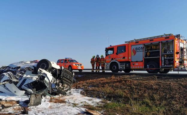 Bomberos trabaja en el lugar del accidente