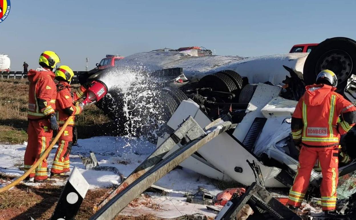 Bomberos trabaja en el lugar del accidente