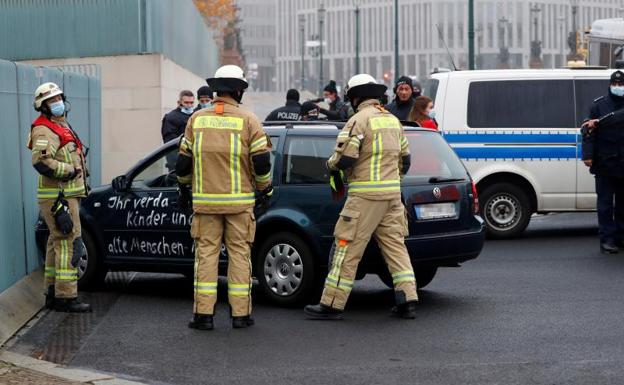 Imagen del coche estrellado contra la valla de la Cancillería. 