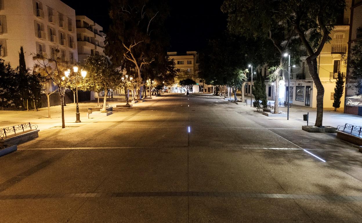 Imagen de las solitarias calles de Ibiza por la noche. 