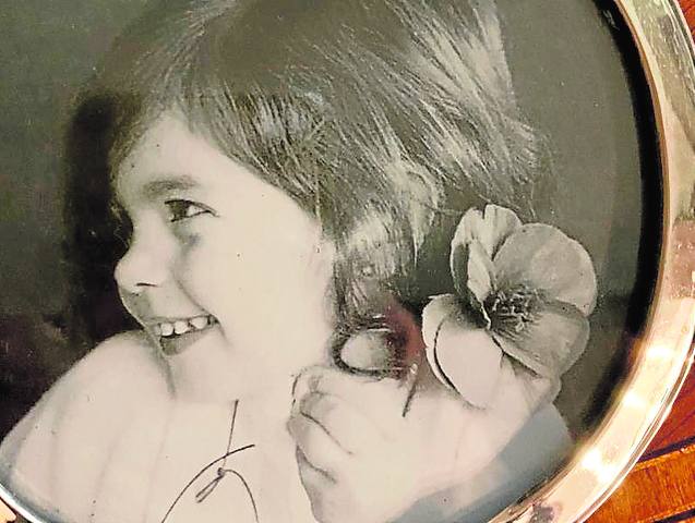 De niña. Su hermana Cuchita le puso la flor para que saliese más guapa. «Fue una segunda madre».