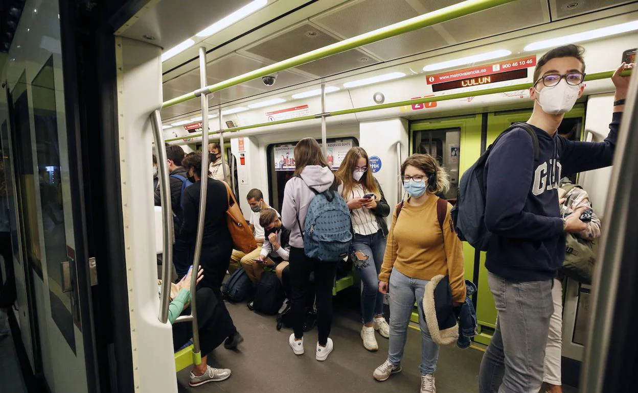 El metro, un espacio cerrado con gran afluencia de usuarios. 
