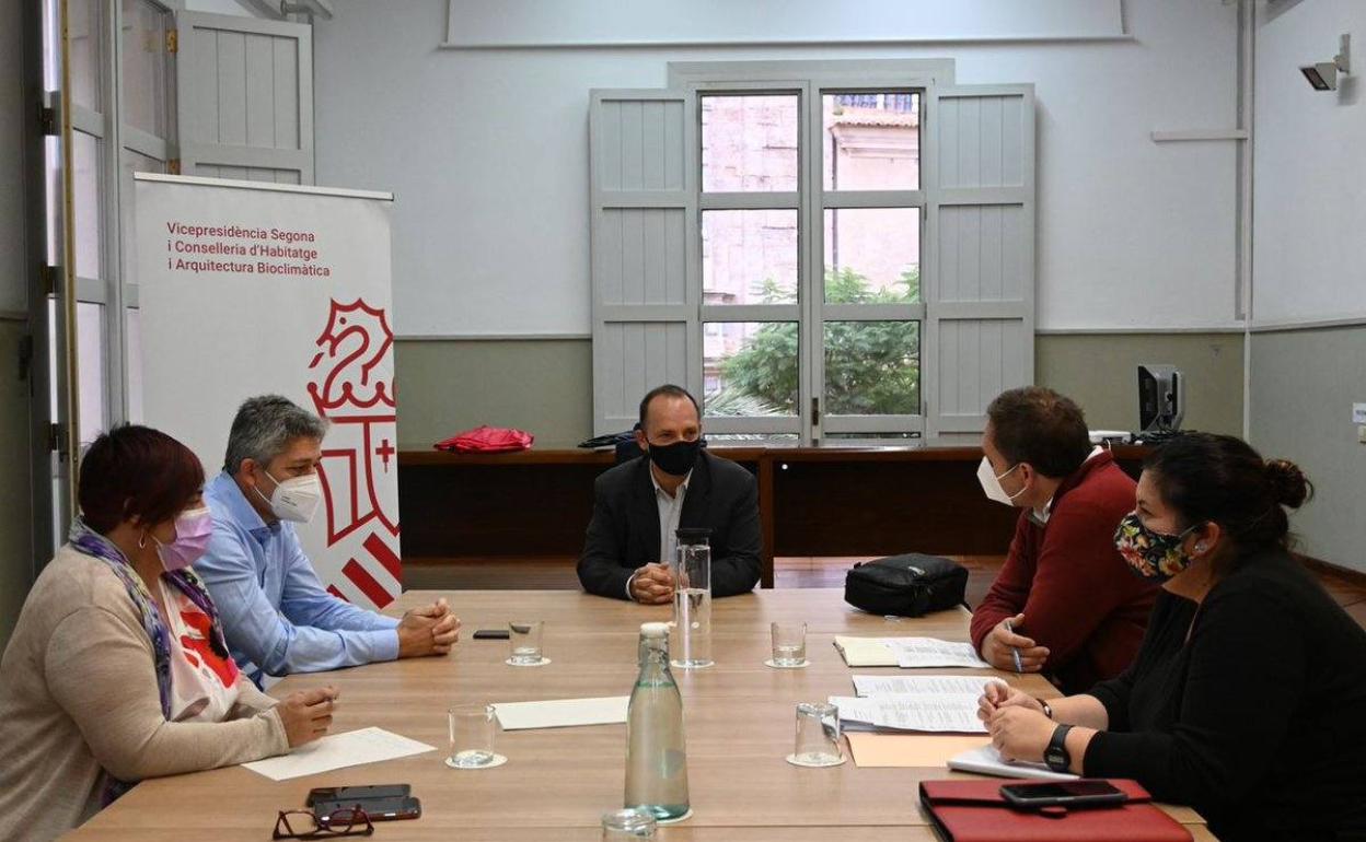 La reunión entre los representantes de las administraciones públicas. 