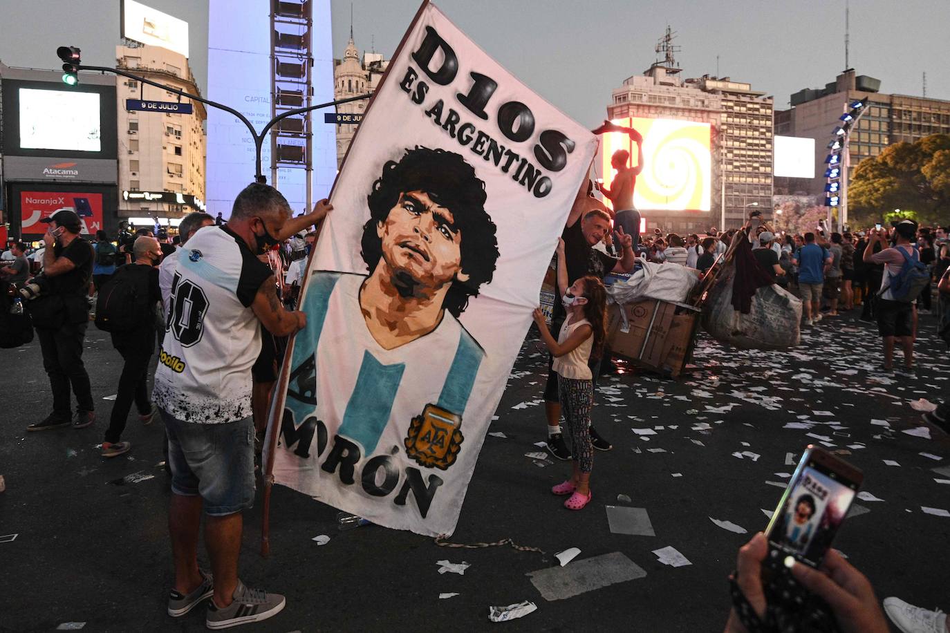 Homenajes espontáneos por las calles de Buenos Aires en recuerdo de Maradona.