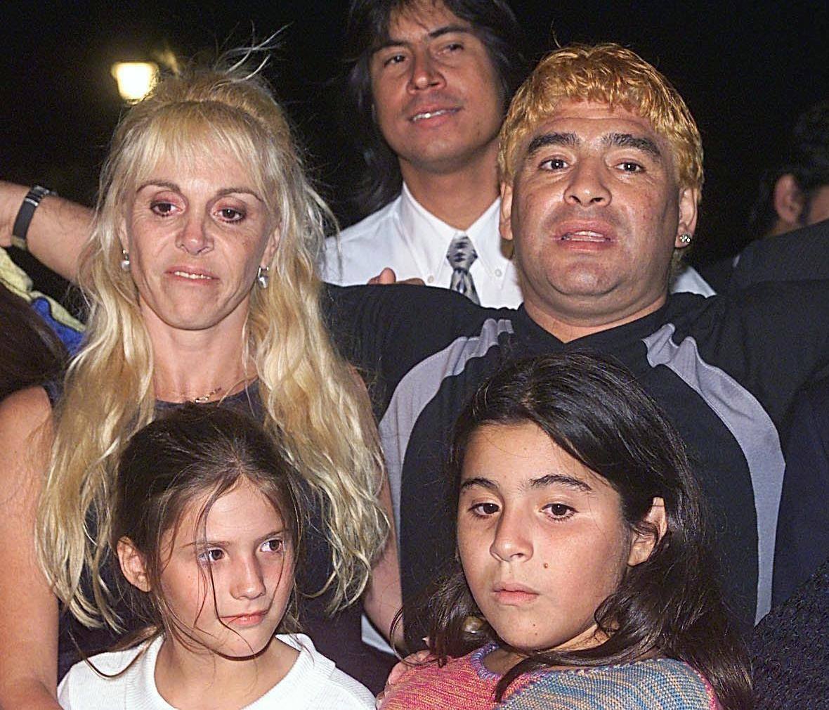 Maradona junto a su mujer Claudia y sus hijas Gianinna y Dalma, en una imagen del año 2000.