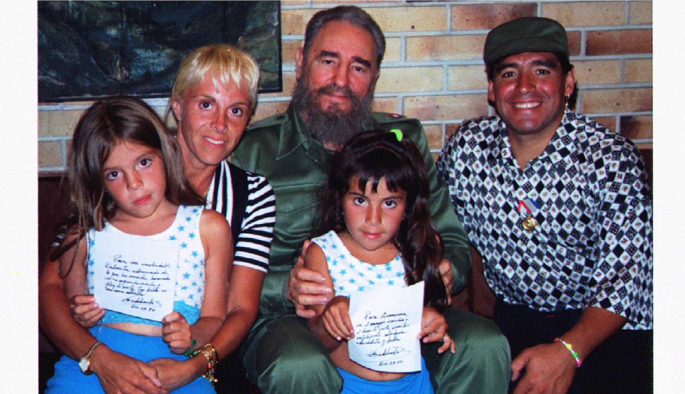 Maradona y su familia posan, en 1994, junto a Fidel Castro durante una visita a La Habana.