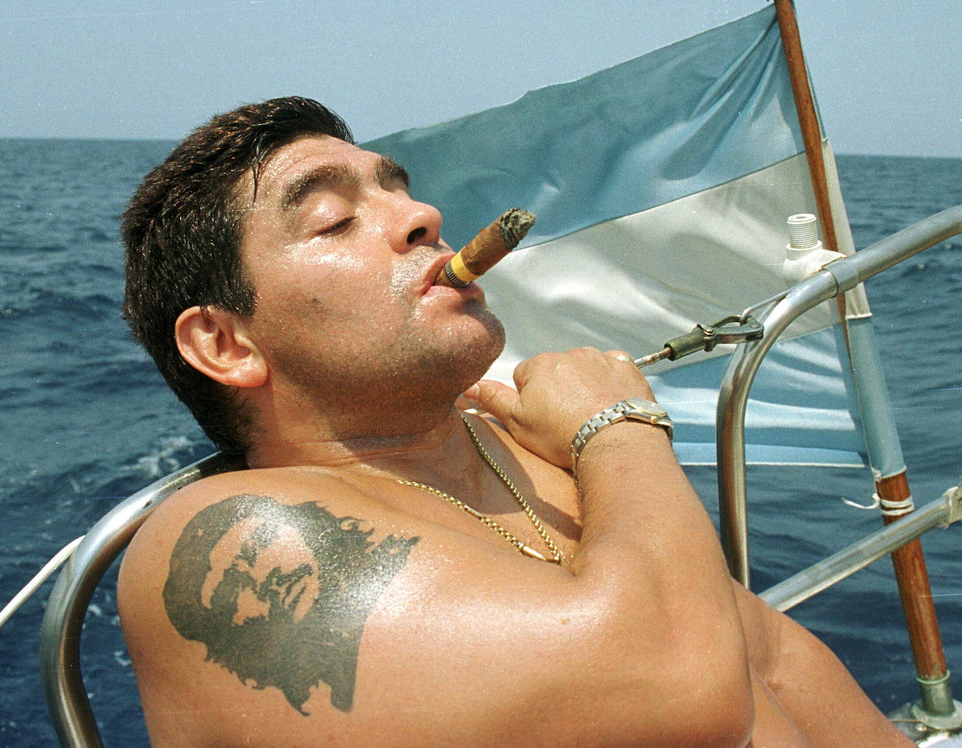 Maradona, en el año 2000, a bordo de un barco en Cuba.