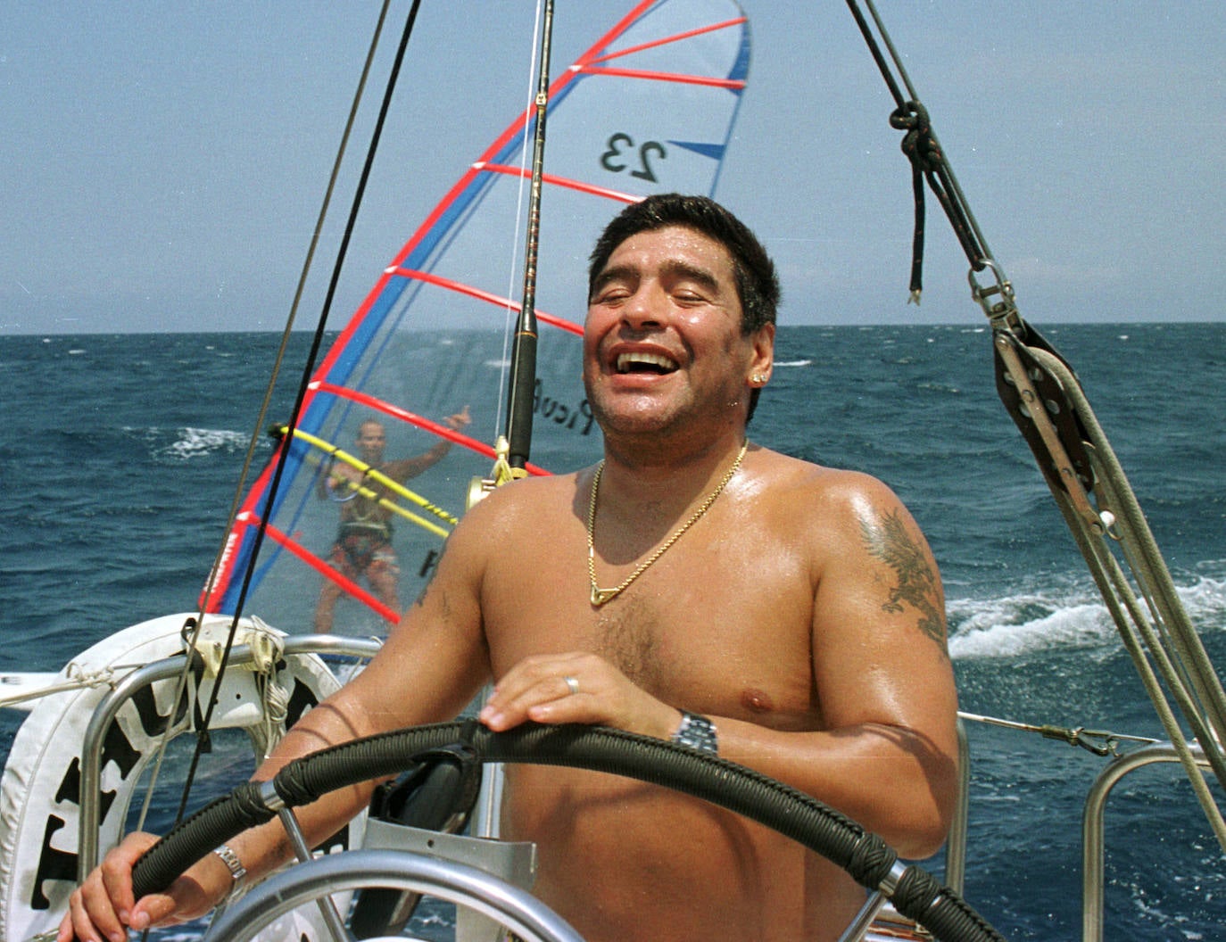 Maradona, en el año 2000, a bordo de un barco en Cuba.