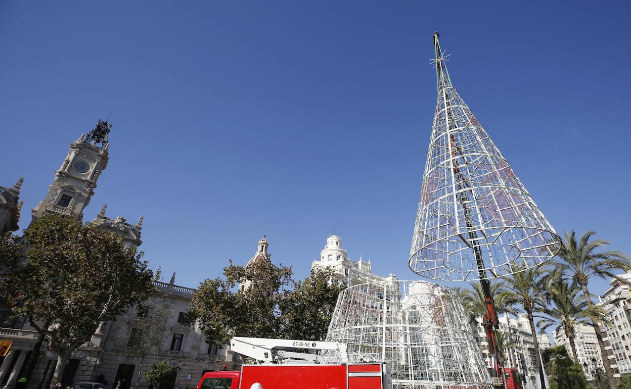 Montaje del árbol de Navidad en la plaza del Ayuntamiento. 