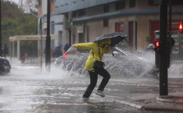 Una fuerte tromba de agua, granizo y rayos descarga sobre Valencia