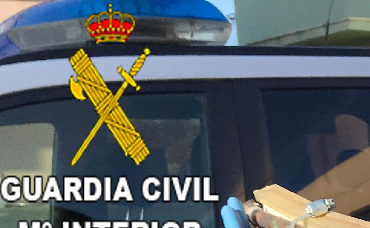 El arma simulando una escopeta incautada por la Guardia Civil. 
