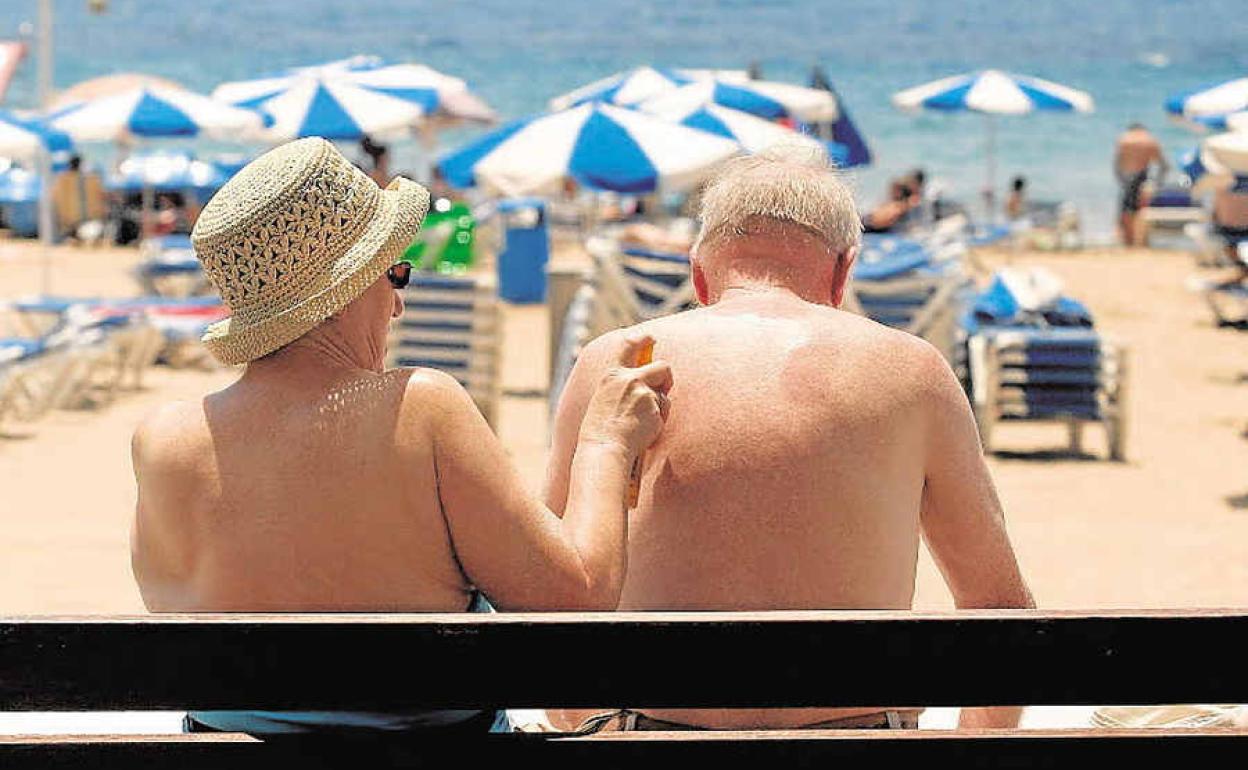 Pensionistas en una playa de la Comunitat.