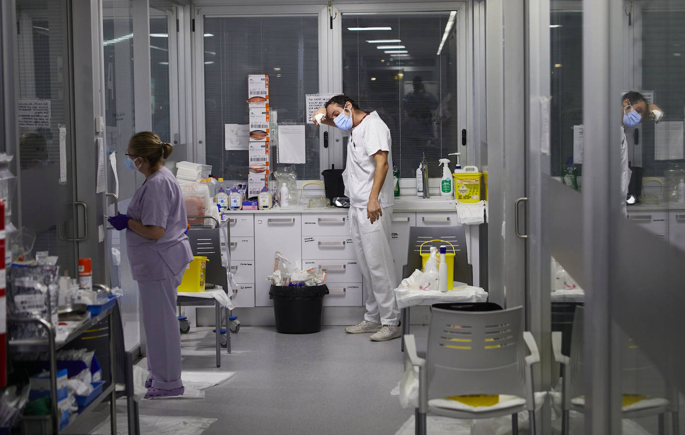 Así se trabaja en el Hospital Arnau de Vilanova de Valencia durante la segunda ola del coronavirus.