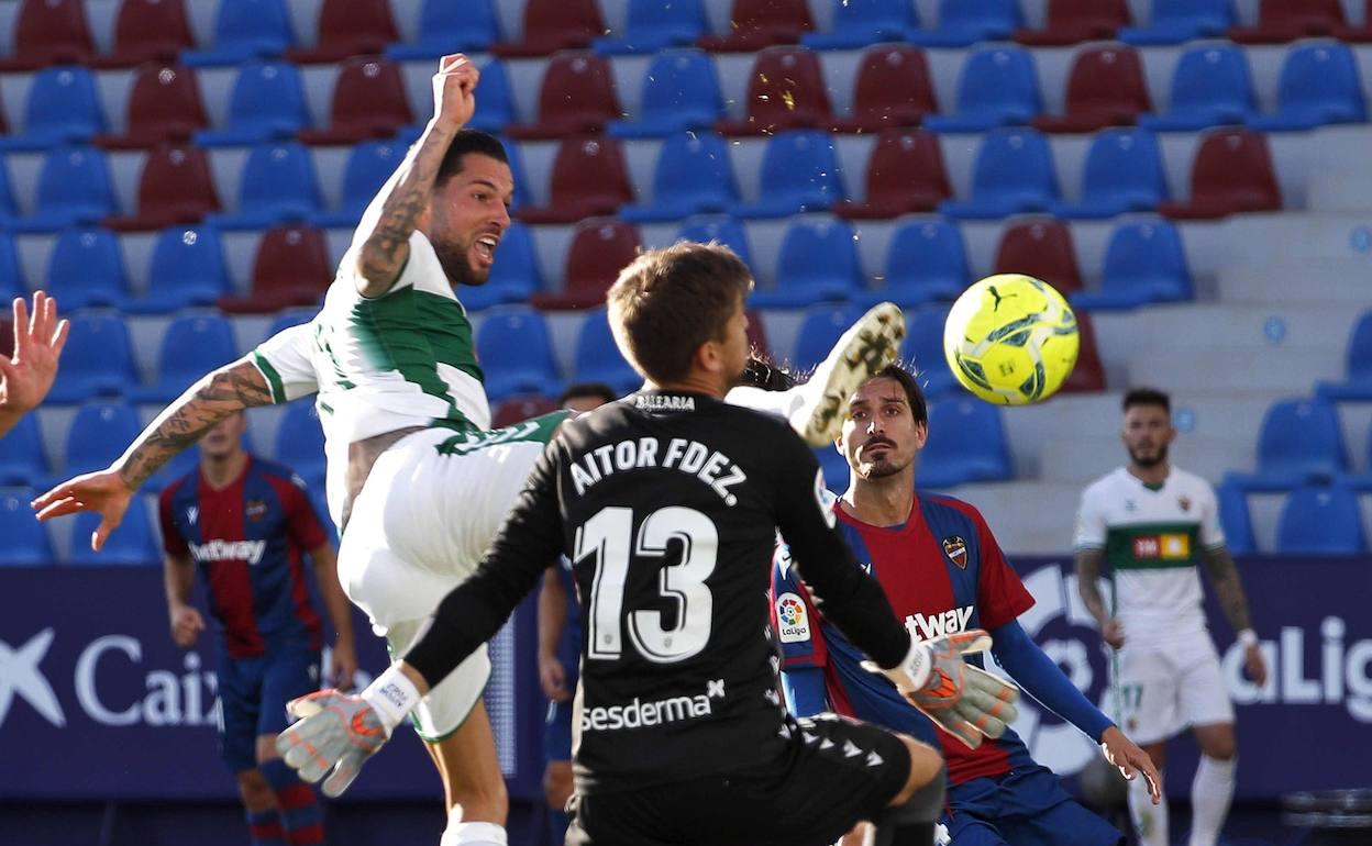 Tete Morente tratade superar al meta del Levante Aitor Fernández la pasada semana. 