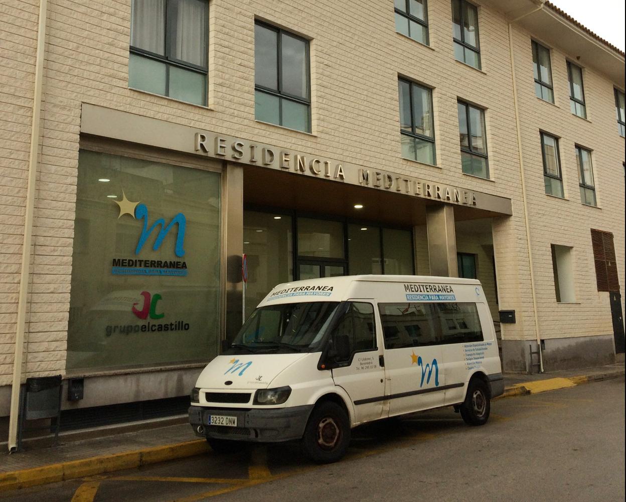 Una furgoneta estacionada ante la puerta de la residencia Mediterráneo de Benirredrà. Ó. de la dueña