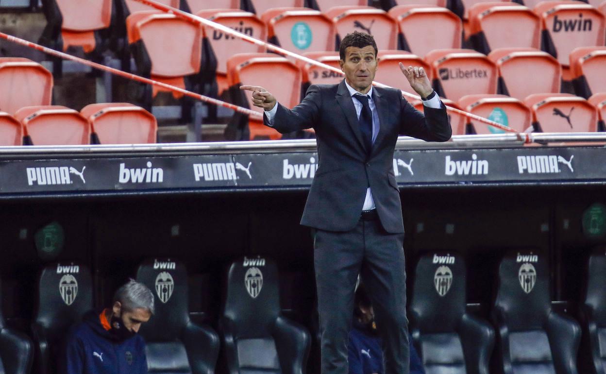 Javi Gracia, en el área técnica de Mestalla, dando indicaciones a sus futbolistas en el partido de ayer. 