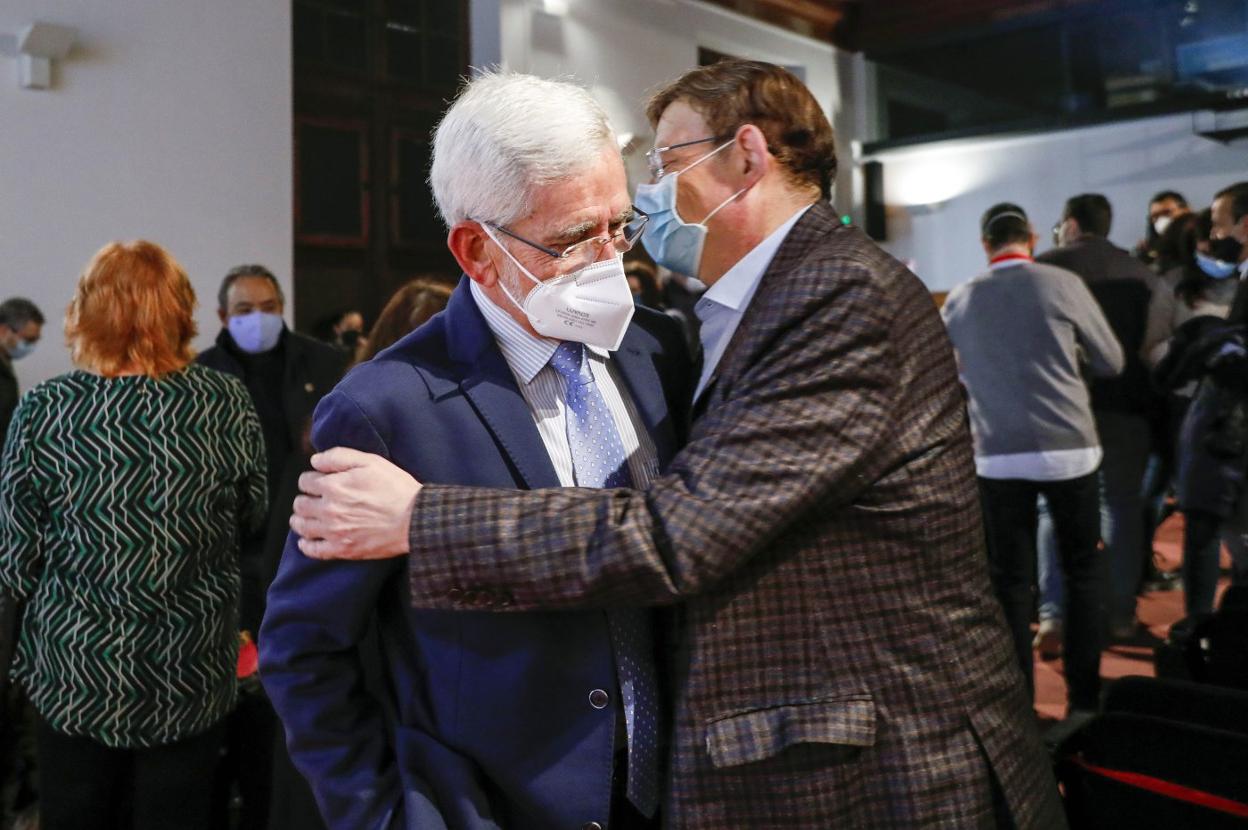 Ximo Puig abraza a Joan Lema, senador y expresidente de la Generalitat, poco antes de que comenzara el homenaje a Ernest Lluch. irene marsilla