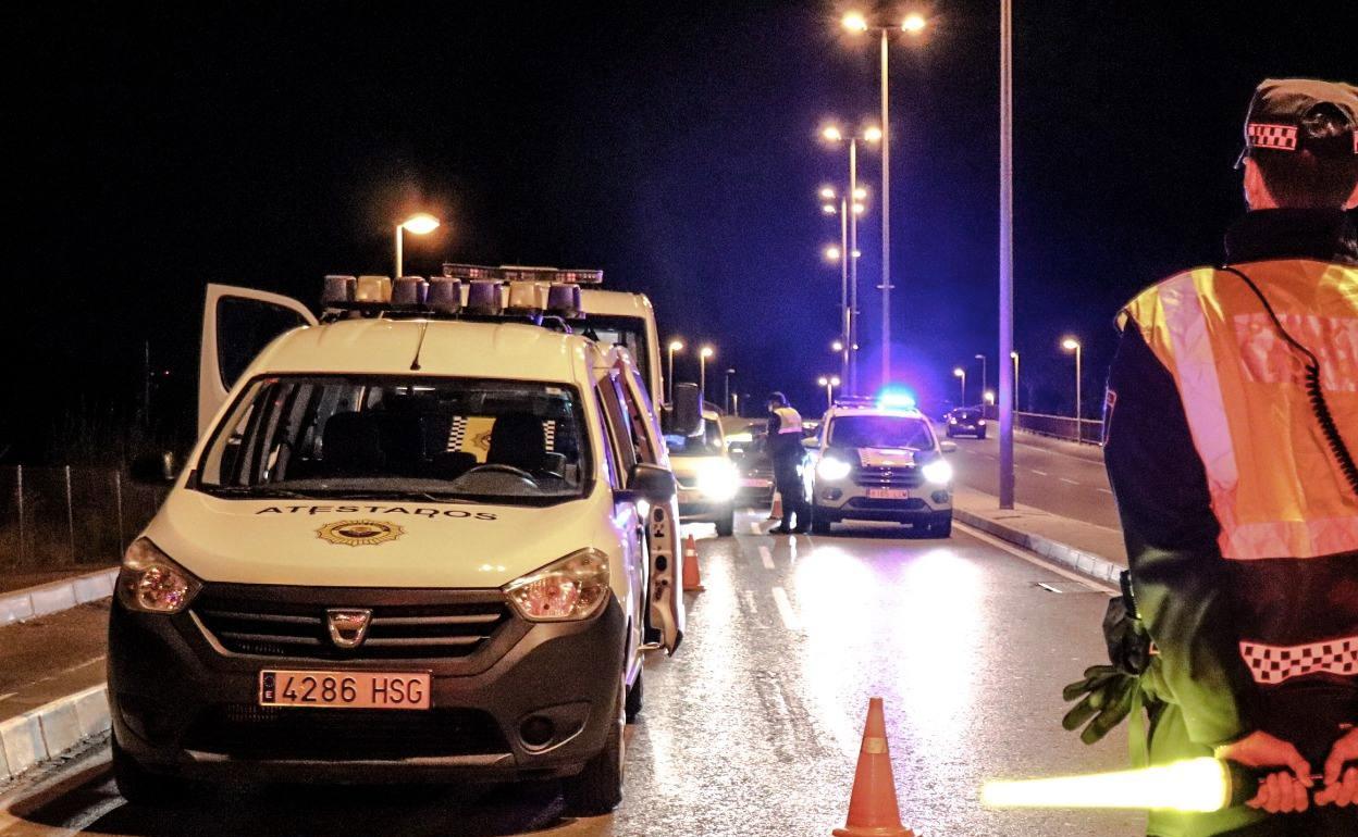 Imagen de un control de Policía durante la pasada madrugada  en la capital. 