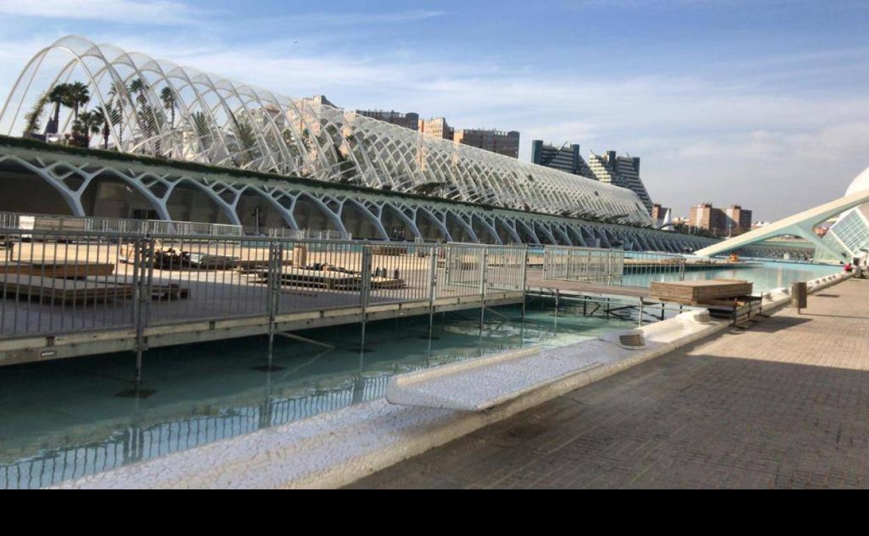 La pasarela azul sobre el lago de la Ciudad de las Artes, una de las imágenes más icónicas del maratón. 