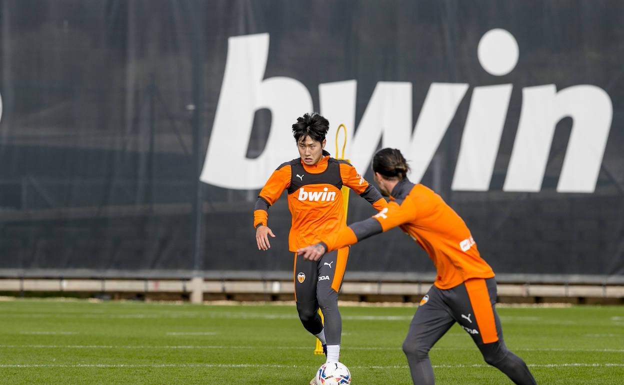 Kang In Lee controla el balón ayer durante el entrenamiento del Valencia. 