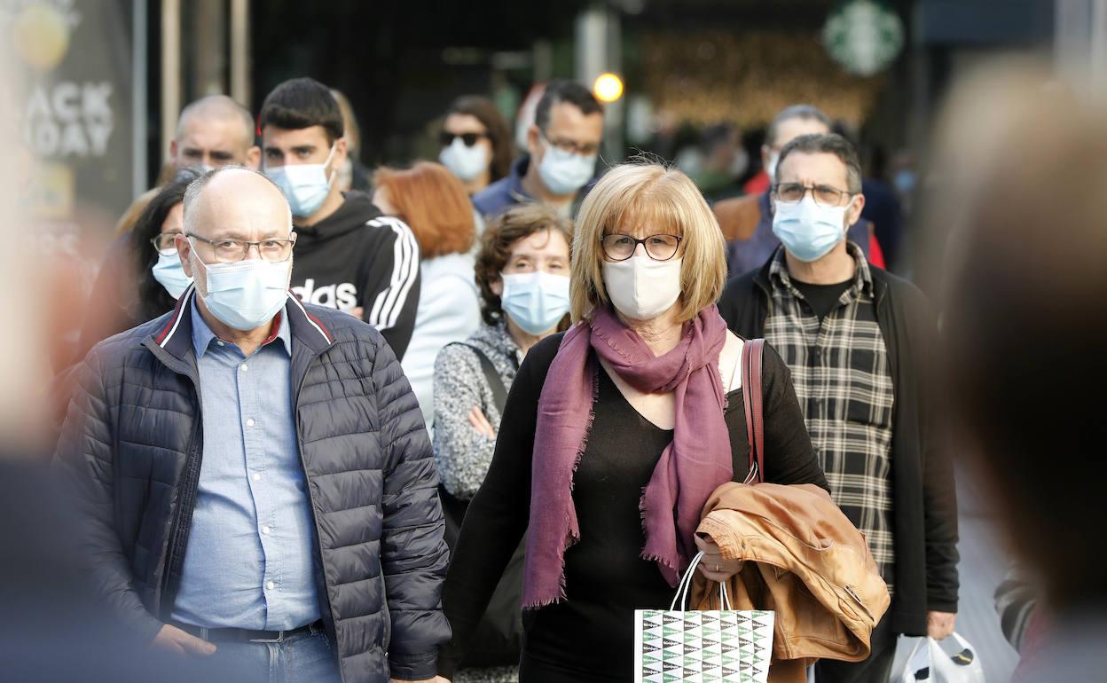 Viandantes en la calle Colón ayer por la mañana