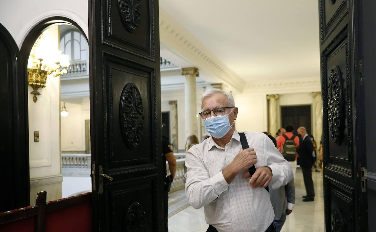 El alcalde de Valencia, Joan Ribó, accediendo a las dependencias municipales. 