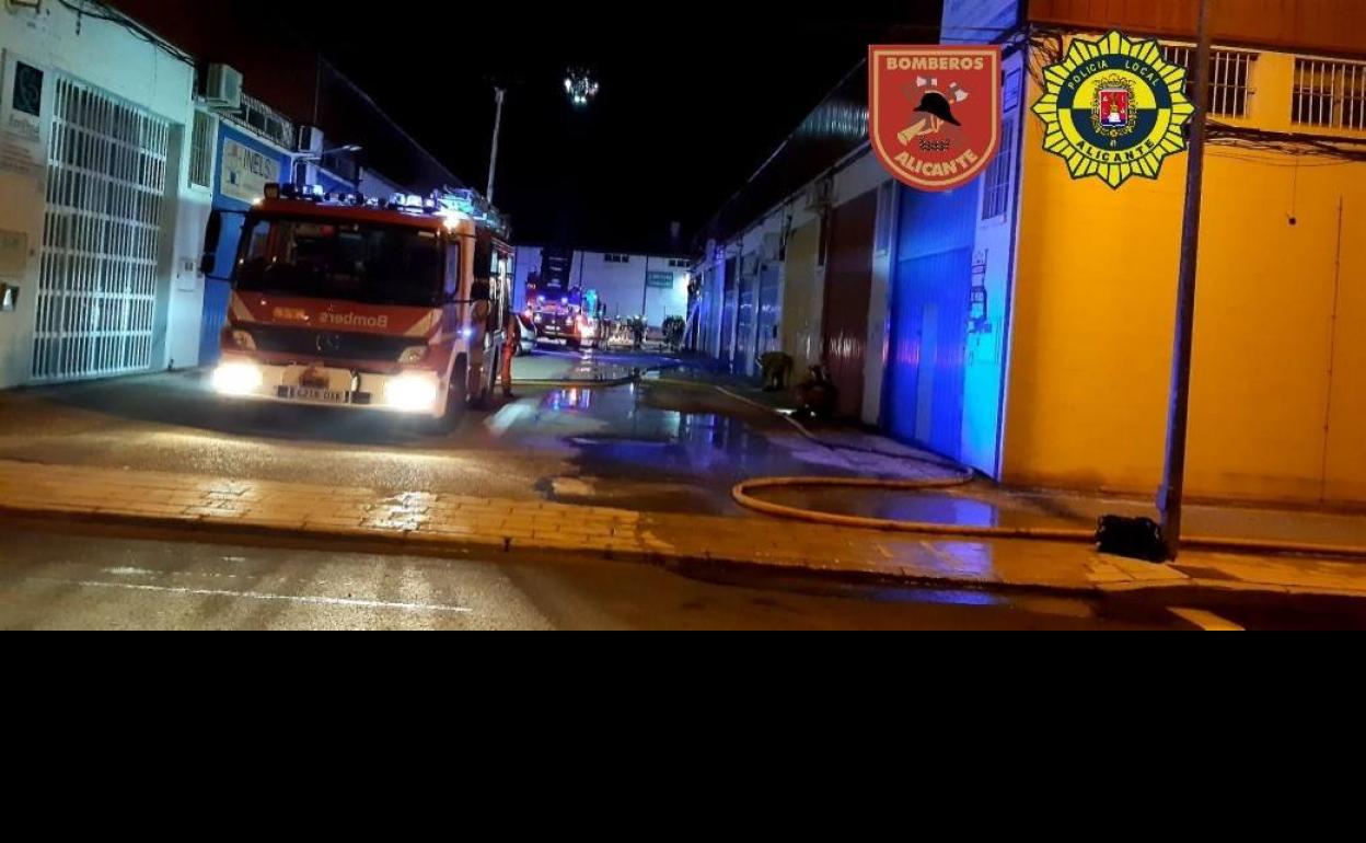 Incendio en una nave industrial del polígono Pla de la Vallonga de Alicante. 