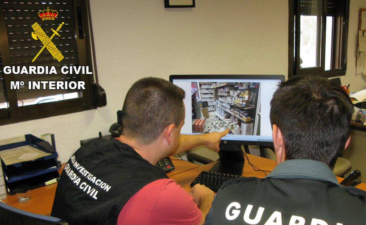 Dos agentes de la Guardia Civil revisan las grabaciones. 