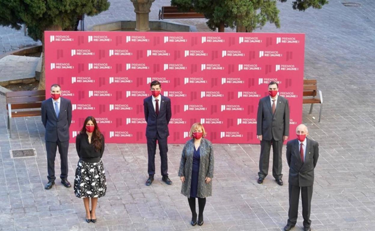 Los Premios Jaume I, reunidos esta mañana, antes de recoger los galardonados hoy en la Lonja