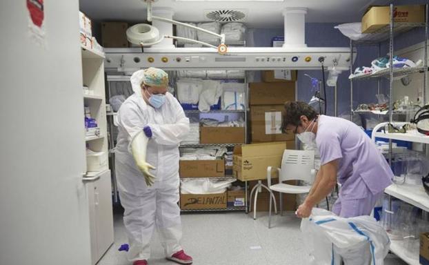 Momentos de una jornada de trabajo de los profesionales sanitarios de la UCI del Hospital Arnau de Vilanova.