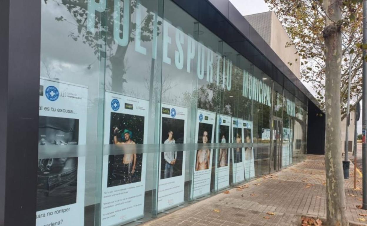 Los carteles que forman parte de la campaña en la puerta del polideportivo. 