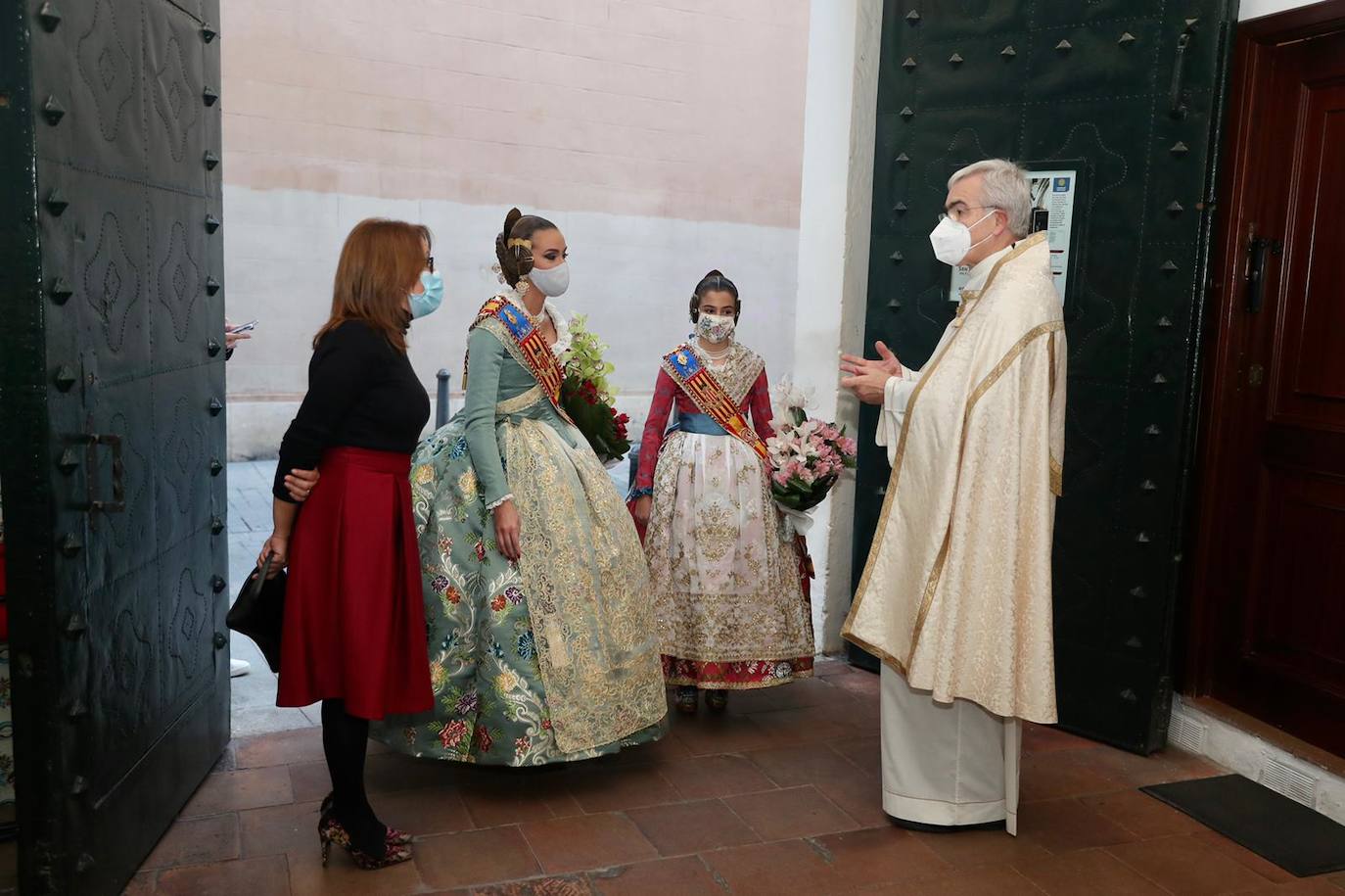 Las falleras mayores de Valencia, Consuelo Llobell y Claudia García, protagonizaron ayer la celebración del cuarto aniversario de la proclamación de las Fallas como Patrimonio de la Humanidad por la Unesco. Un brindis en la plaza del Ayuntamiento junto al alcalde, Joan Ribó, y al concejal de Cultura Festiva, Carlos Galiana, fue el acto central de un día que incluyó una ofrenda a la patrona de los pirotécnicos y visita a los talleres de los artistas de las fallas municipales de 2021.