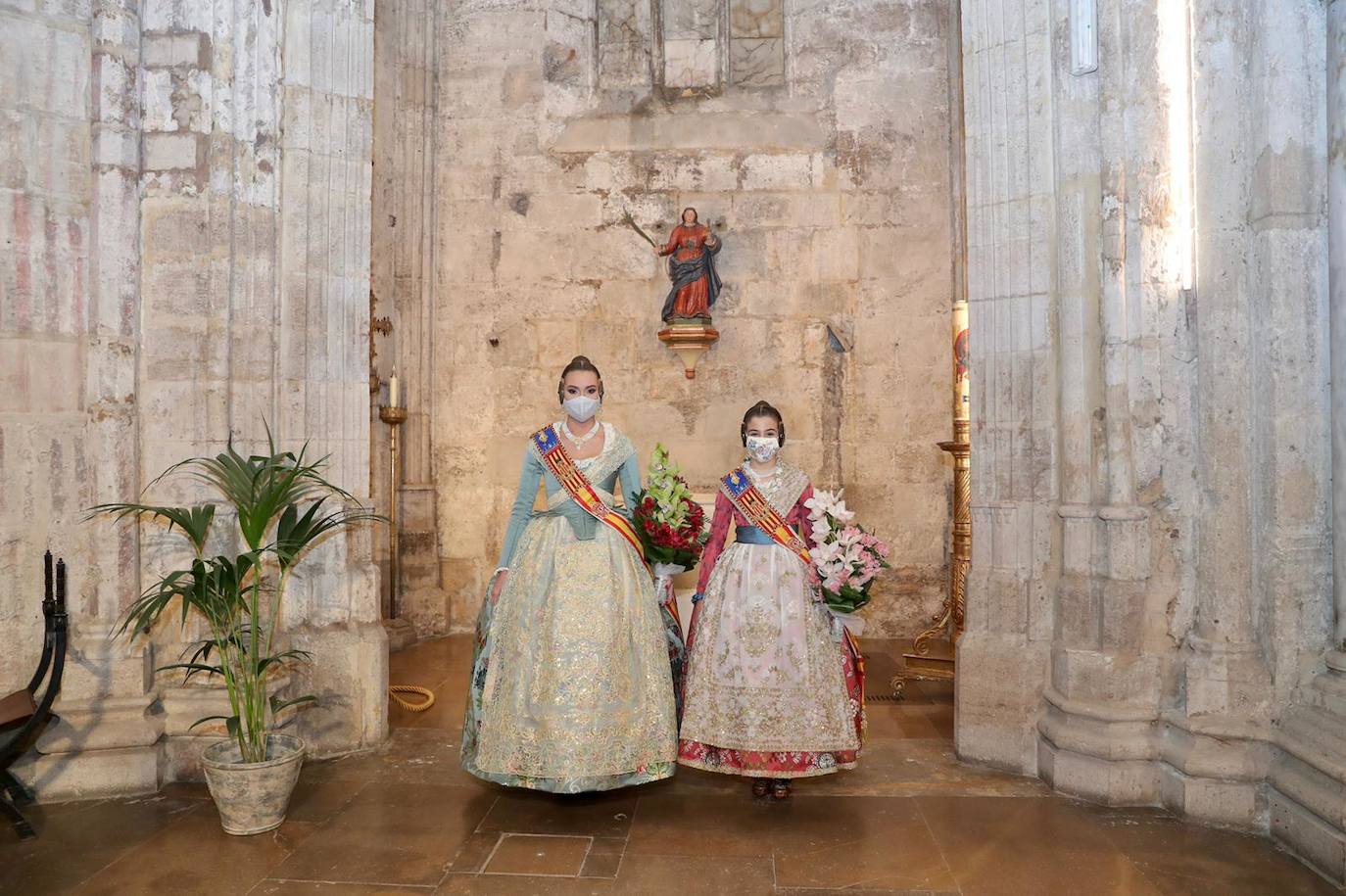 Las falleras mayores de Valencia, Consuelo Llobell y Claudia García, protagonizaron ayer la celebración del cuarto aniversario de la proclamación de las Fallas como Patrimonio de la Humanidad por la Unesco. Un brindis en la plaza del Ayuntamiento junto al alcalde, Joan Ribó, y al concejal de Cultura Festiva, Carlos Galiana, fue el acto central de un día que incluyó una ofrenda a la patrona de los pirotécnicos y visita a los talleres de los artistas de las fallas municipales de 2021.