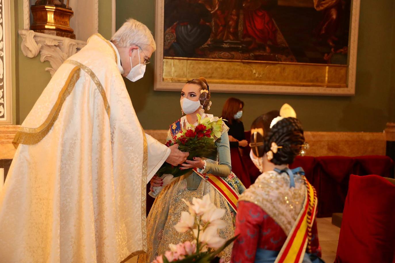 Las falleras mayores de Valencia, Consuelo Llobell y Claudia García, protagonizaron ayer la celebración del cuarto aniversario de la proclamación de las Fallas como Patrimonio de la Humanidad por la Unesco. Un brindis en la plaza del Ayuntamiento junto al alcalde, Joan Ribó, y al concejal de Cultura Festiva, Carlos Galiana, fue el acto central de un día que incluyó una ofrenda a la patrona de los pirotécnicos y visita a los talleres de los artistas de las fallas municipales de 2021.