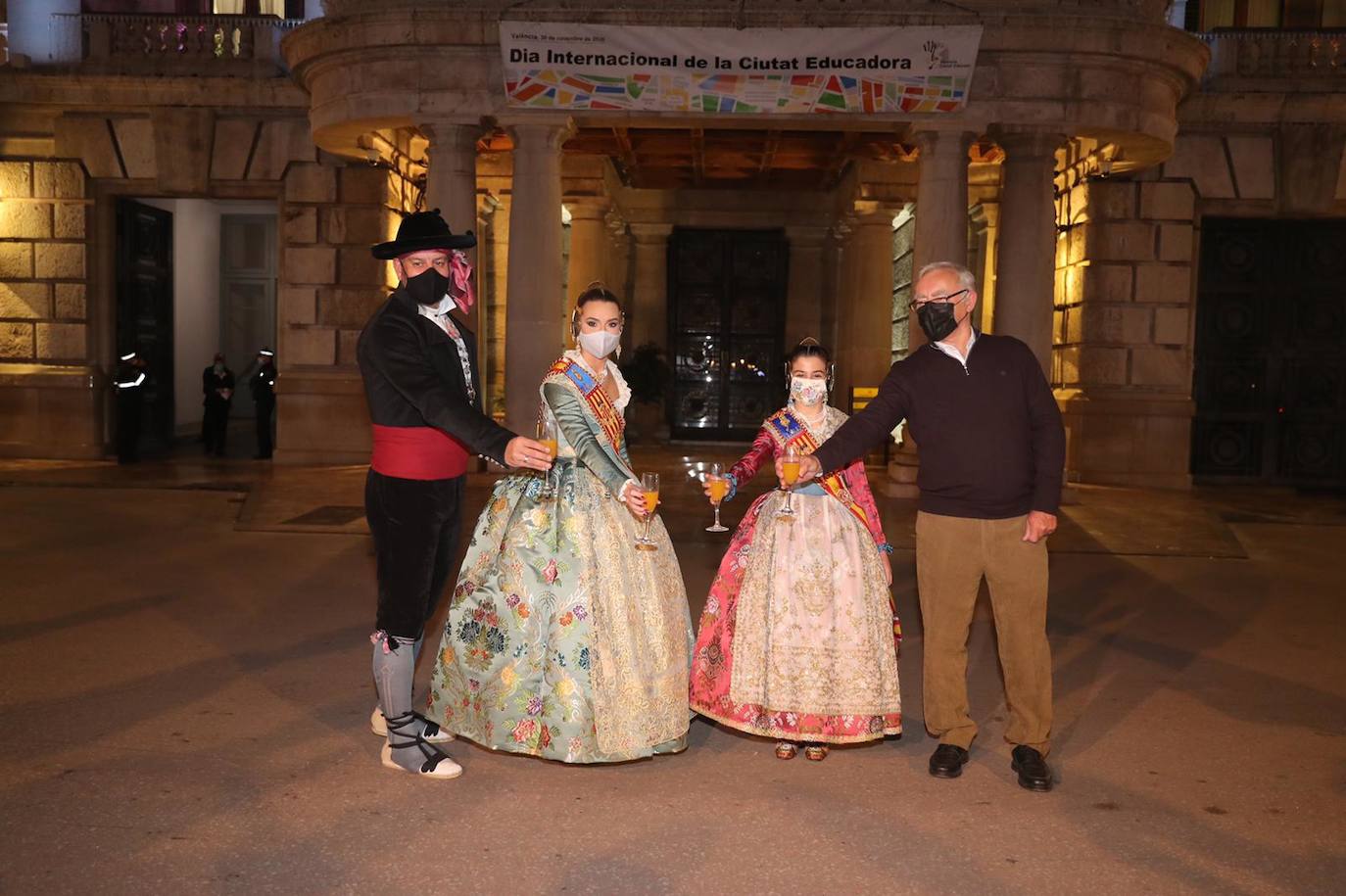 Las falleras mayores de Valencia, Consuelo Llobell y Claudia García, protagonizaron ayer la celebración del cuarto aniversario de la proclamación de las Fallas como Patrimonio de la Humanidad por la Unesco. Un brindis en la plaza del Ayuntamiento junto al alcalde, Joan Ribó, y al concejal de Cultura Festiva, Carlos Galiana, fue el acto central de un día que incluyó una ofrenda a la patrona de los pirotécnicos y visita a los talleres de los artistas de las fallas municipales de 2021.