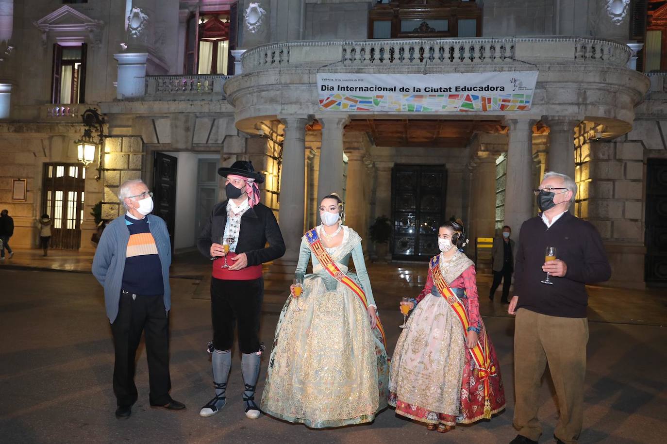 Las falleras mayores de Valencia, Consuelo Llobell y Claudia García, protagonizaron ayer la celebración del cuarto aniversario de la proclamación de las Fallas como Patrimonio de la Humanidad por la Unesco. Un brindis en la plaza del Ayuntamiento junto al alcalde, Joan Ribó, y al concejal de Cultura Festiva, Carlos Galiana, fue el acto central de un día que incluyó una ofrenda a la patrona de los pirotécnicos y visita a los talleres de los artistas de las fallas municipales de 2021.